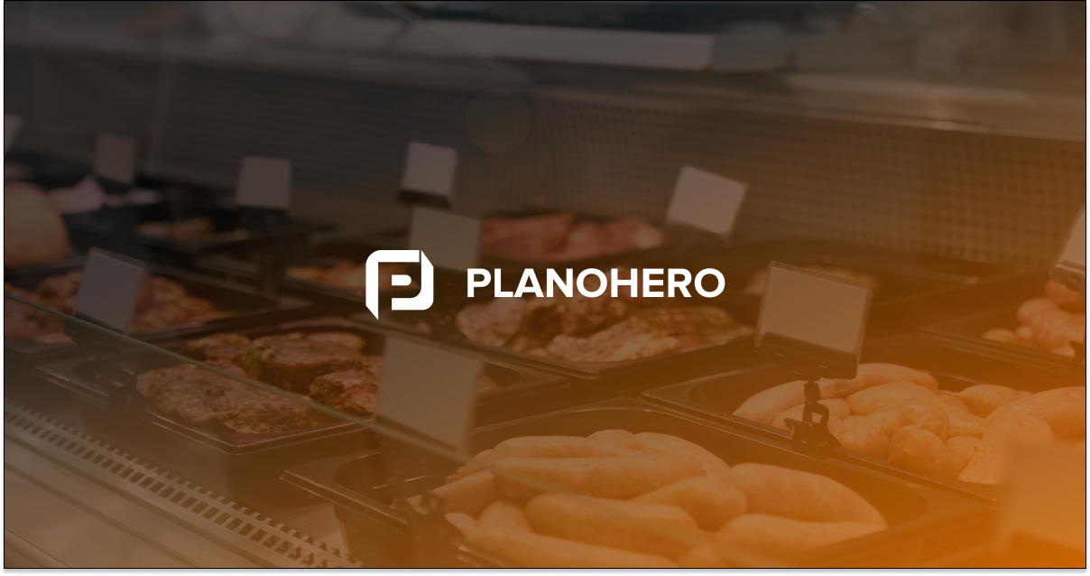 Ekspozycja mięsa i kiełbas w witrynie sklepu